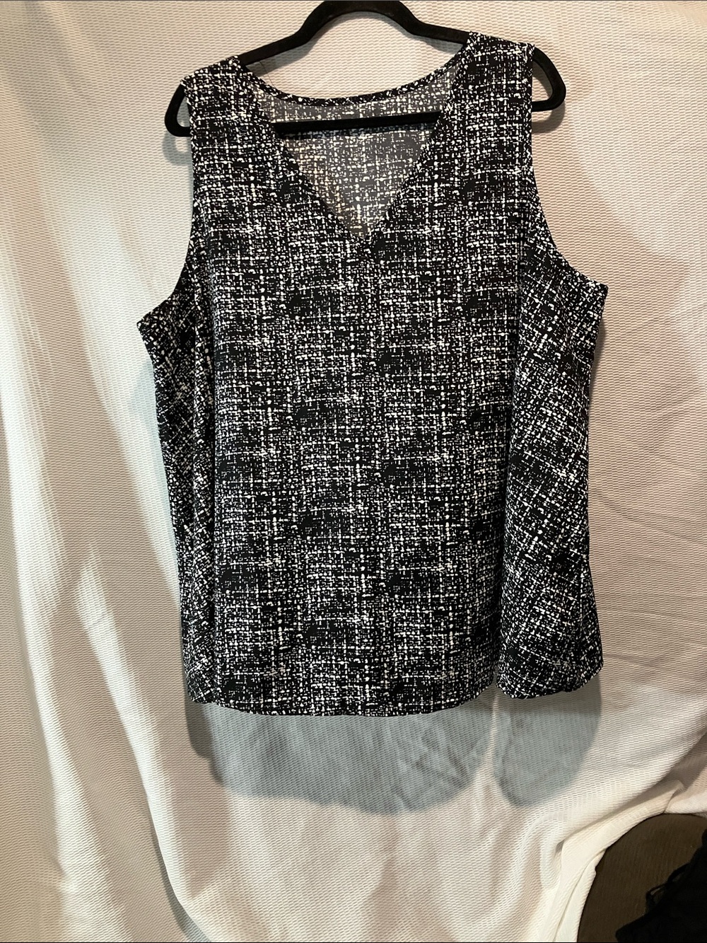 Women's Black & White V‑Neck Tank Top - Picture 7 of 7